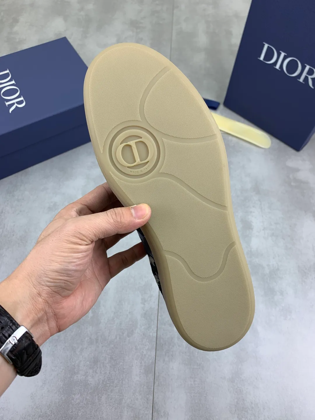 Men's shoes 💰P360 New Dior B01 moral training shoes, white first-layer cowhide, original molded outsole. New to the fall collection, this sneaker marks the return of a Dior classic, reinterpreted in a stylish and elegant silhouette. Crafted from white smooth first-grain cowhide with a tonal silk sheepskin lining, it features the Dior logo on the tongue and inner sides, and a CD icon on the heel. Paired with Tpu anti-slip soles of the same color, it can be matched with various styles to create a sophisticated look.  Code number: 38-44